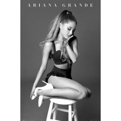 Ariana Grande Sit Popmūzikas plakāts Drukas izmērs 61 x 91,5 cm