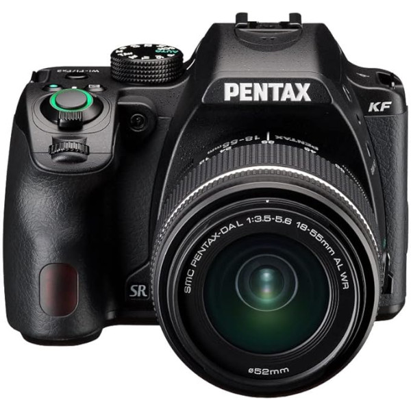 Pentax KF APS-C digitālās spoguļkameras komplekts ar 18–55 mm WR tālummaiņas objektīvu, putekļu necaurlaidīgs, pret laikapstākļiem, Vario LCD displejs, melns