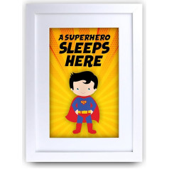 HWC Trading FR Supermens - Supervaronis guļ šeit Character Nursery Print A4 Framed Kids Dāvanas bērniem guļamistaba Plakāts Draugi Puse Dāvana Foto Attēlu rāmis displejs