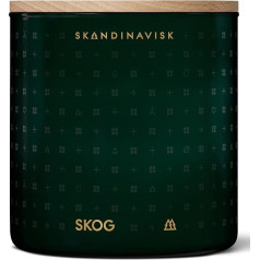 Skandinavisk SKOG 'Forest' aromātiskā svece. Aromāta notis: Sastāvs: priežu skujas un čiekuri, bērzu sulas un ielejas lilija. 400 g