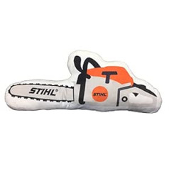 Stihl motorzāģa formas spilvens, kas izgatavots no mīksta plīša materiāla, garums apm. 50 cm