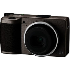 Ricoh GR III Diary Edition, metālisks silti pelēks korpuss ar tumši brūnu rokturi un sudraba gredzenu, digitālā kompaktkamera ar 24 MP APS-C CMOS sensoru, 28 mm F2.8 GR objektīvs (ekvivalents 35 mm formātam)