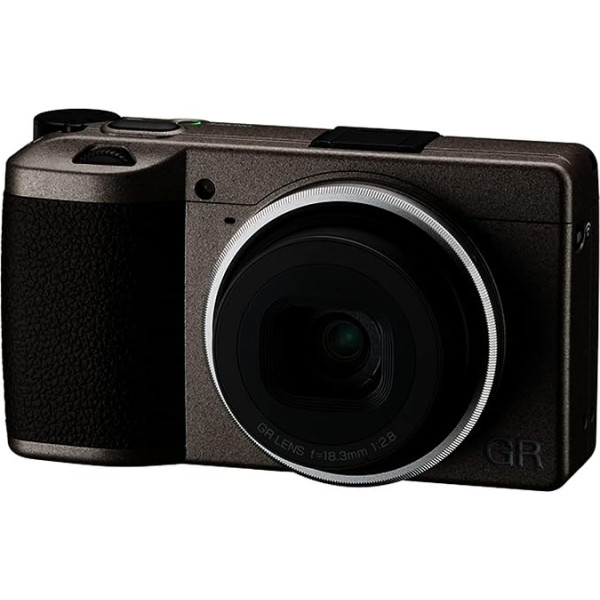 Ricoh GR III Diary Edition, metālisks silti pelēks korpuss ar tumši brūnu rokturi un sudraba gredzenu, digitālā kompaktkamera ar 24 MP APS-C CMOS sensoru, 28 mm F2.8 GR objektīvs (ekvivalents 35 mm formātam)