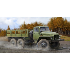 Plastmasas modelis krievu ural-4 320 kravas automašīna