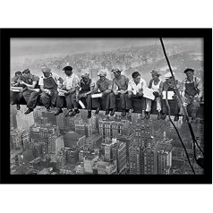 Lunch By The Skyscraper Framed Print - Everywhere Izmērs: 36 x 46 cm (14 x 18 collas) Drukas izmērs: 30 x 40 cm