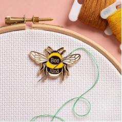 Caterpillar Cross Stitch Needle Minder - Bumblebee Child krustdūrienam, šūšanai, izšūšanai un rokdarbu aksesuāriem, emalja un magnēts