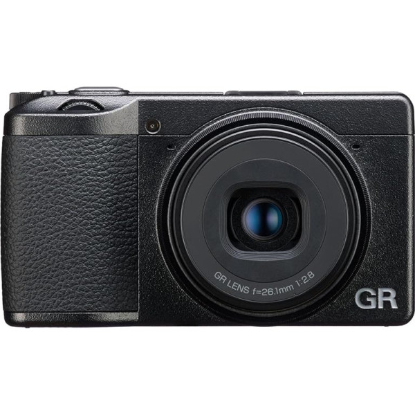 RICOH GR IIIx HDF, esošās GR III sērijas paplašinājums ar iebūvētu izgaismojuma izkliedes filtru, digitālais kompaktais fotoaparāts ar 24 MP APS-C CMOS sensoru, 40 mmF2,8 GR objektīvu (35 mm formātā).