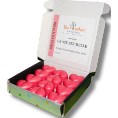 The Peaches' Essence La Vie Est Belle Wax Melts: Sastāvdaļas: ļoti aromātiskas sirds formas 12 x 7 g vaska kausējuma 100% dabīgs sojas vasks, roku darbs, vegāns, draudzīgs mājdzīvniekiem, iedvesmojoties no La Vie Est